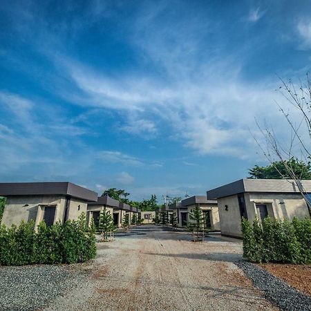 The Loft House Sakaeo Hotel Watthana Nakhon Екстериор снимка